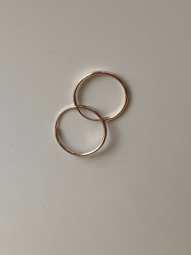 Load image into Gallery viewer, Silver Wire Winnona Hoops M
