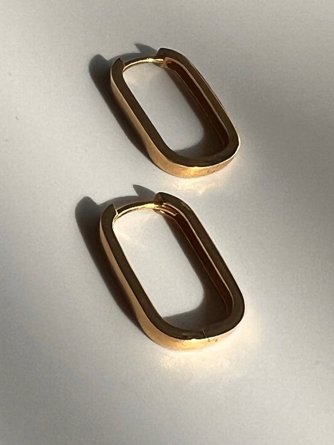 Load image into Gallery viewer, 10K Gold Paperclip Oval Hoop Earrings
