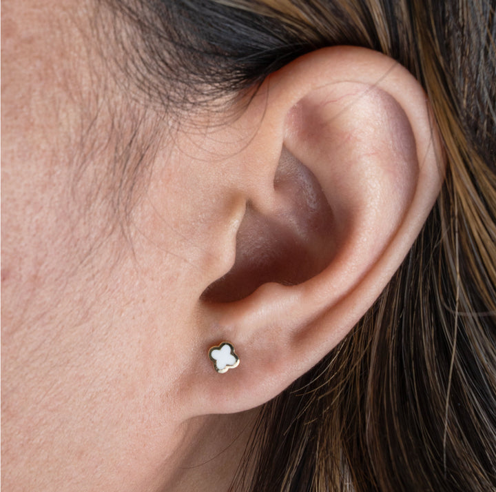 FRANCES GRACE 10K Yellow Gold Mother of Pearl Clover Stud Earrings